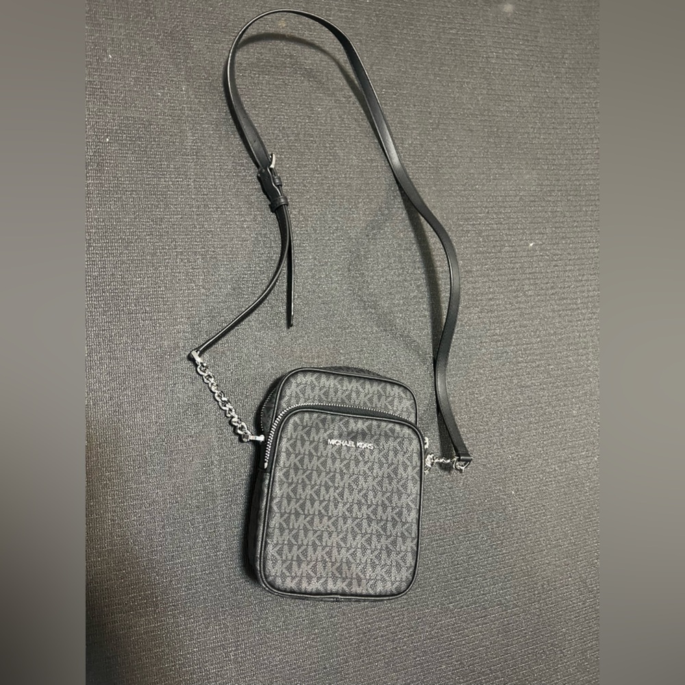Michael Kors Brand new without tags cross body bag.